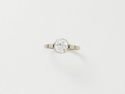 Bague solitaire en or gris, ornée d'un diamant...