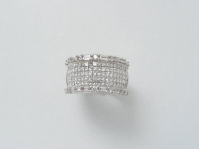 Bague bandeau en or gris, ornée d'un pavage...