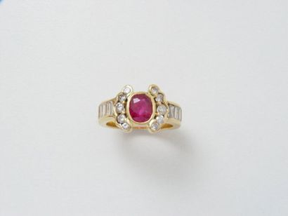 Bague en or, ornée d'un rubis ovale facetté...