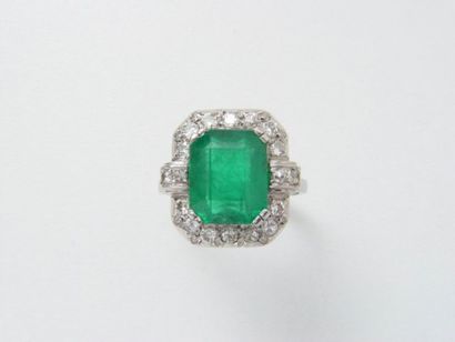 Bague en platine, ornée d'une émeraude rectangulaire...