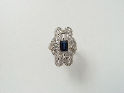Bague marquise en platine, ornée d'un saphir...
