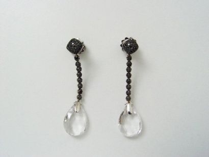 Paire de pendants d'oreilles en or gris,...
