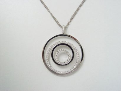Pendentif en or gris ajouré, composé de 4...