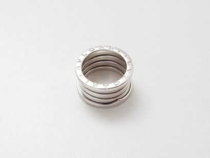 BULGARI
Large alliance en or gris, à motif...