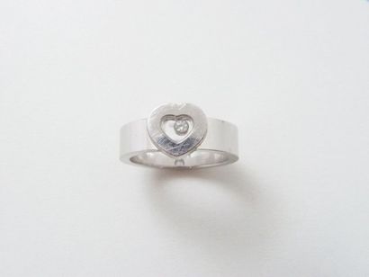 CHOPARD
Bague coeur en or gris, orné d'un...