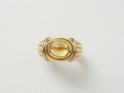 BOUCHERON
Bague jonc en or godronné, ornée...