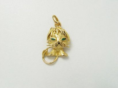 Pendentif lion ébouriffé en or guilloché,...