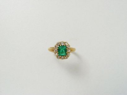 Bague en or, ornée d'une émeraude facettée...