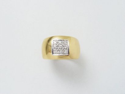 Bague jonc en or, ornée d'un pavage carré...
