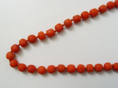 Collier composé d'un rang de perles godronnées...