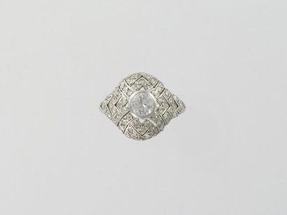 Bague en or gris, ornée d'un diamant taille...