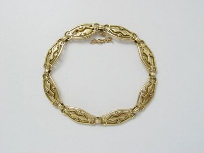 Bracelet en or, maille galbée ajourée, agrémenté...