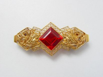 Broche en or ajouré, à décor de dragon orné...