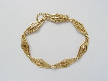 Bracelet en or, composé de maillons ovales...