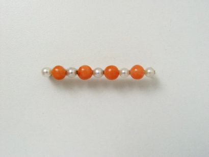 Barrette en or, ornée de cabochons en corail...