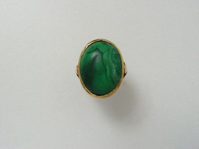 Bague en or 585°/oo (14k) ornée d'un cabochon...