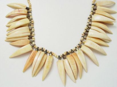 Collier composé d'éléments en os, stylisant...