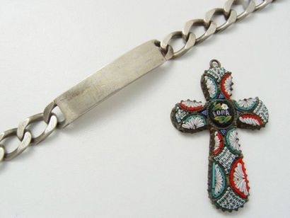 Lot composé d'une croix en métal à décor...
