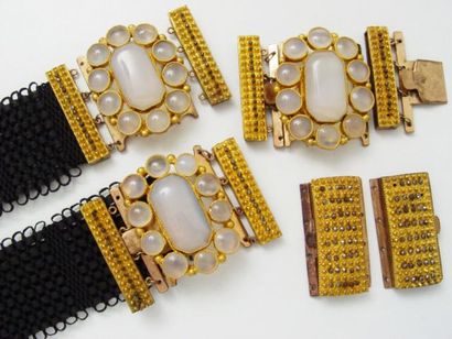 Lot en pomponne et cheveux, composé de bracelets,...