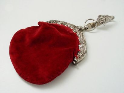 Bourse en velours rouge, la monture en argent...
