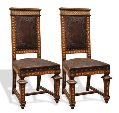 Paire de chaises à haut dossier en bois naturel...