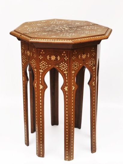 Petite table octogonale en bois naturel teinté...