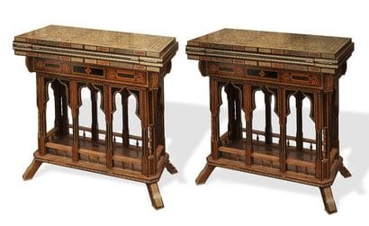 Précieuse paire de tables à jeux de style...