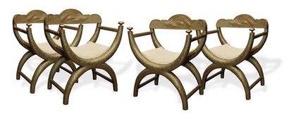 Quatre fauteuils curules en métal argenté...