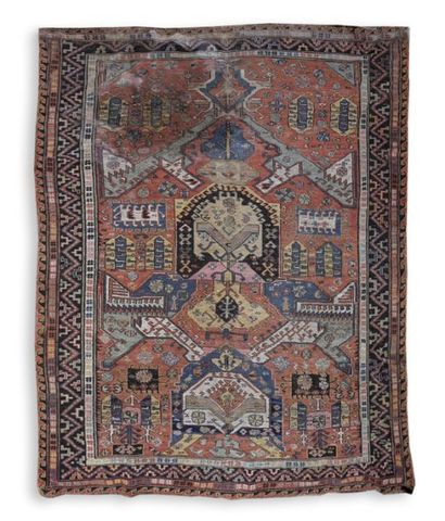 Tapis persan GOUM en laine à décor de chasses...
