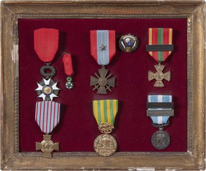 Ensemble de décorations militaires dont une...