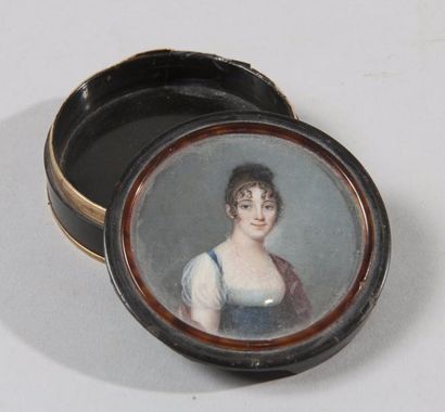 Boîte ronde en écaille et écaille pressée...