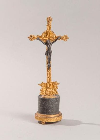 CRUCIFIX en métal bruni et métal doré, il...