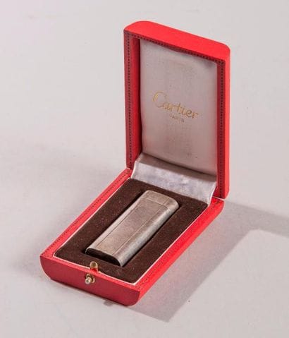 CARTIER 

Briquet à gaz en plaqué argent...