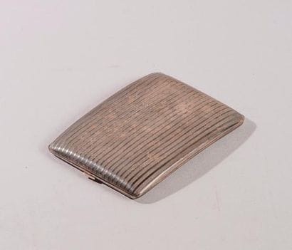 ETUI à cigarettes en argent guilloché.

Poids...