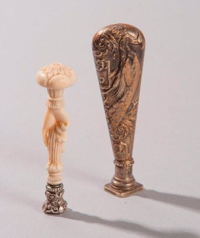 LOT DE TROIS SCEAUX :

-Sceau en bronze argenté...