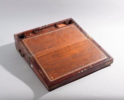 COFFRET formant écritoire en acajou et placage...