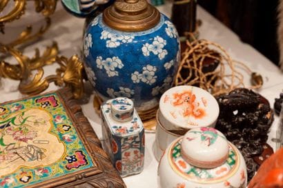 ENSEMBLE d’objets décoratifs asiatiques