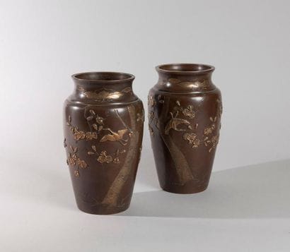 PAIRE DE VASES ovoïdes en bronze patiné et...