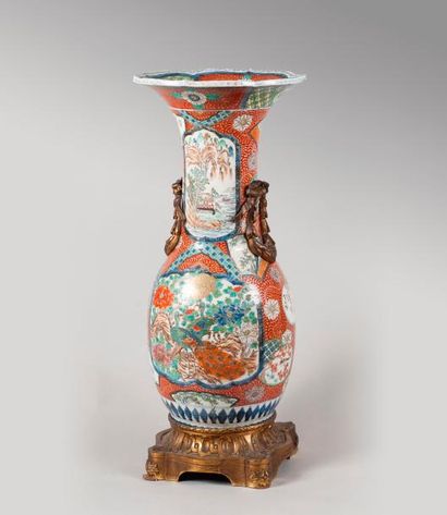 VASE EN PORCELAINE à long col évasé à décor...