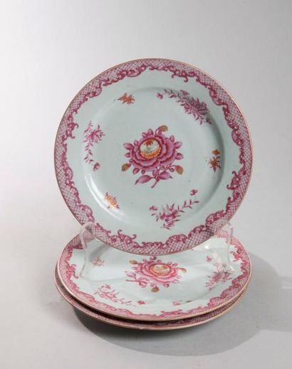 SUITE DE TROIS ASSIETTES en porcelaine à...
