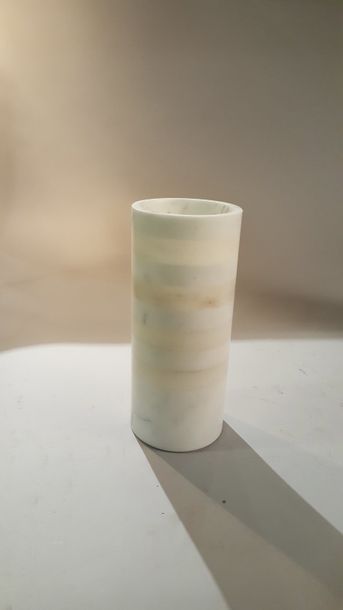 Vase en marbres beige et blanc, bandes régulières

Hauteur...