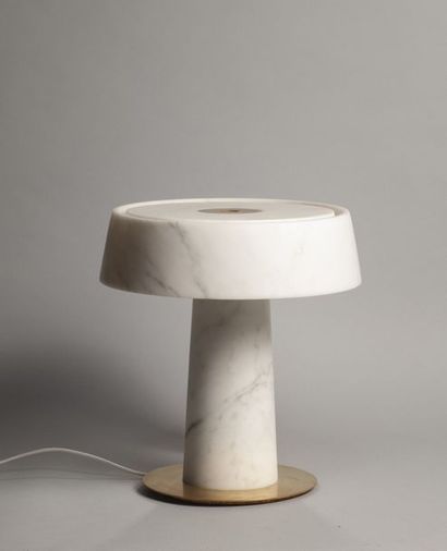 Lampe en marbre blanc véné à abat-jour également...