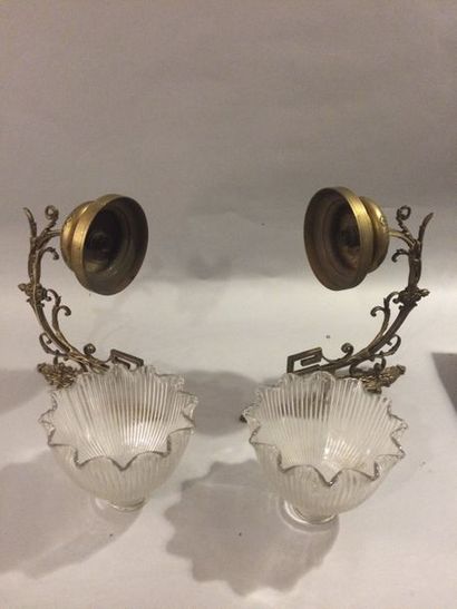 Paire d'appliques en bronze doré à une lumière,...