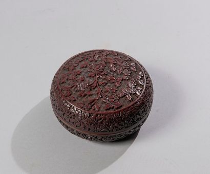 Boîte ronde en laque rouge foncé à décor...