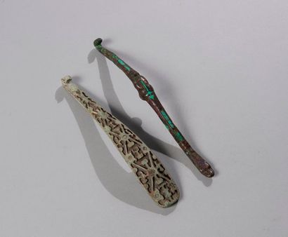 Deux pendentifs de ceinture en bronze