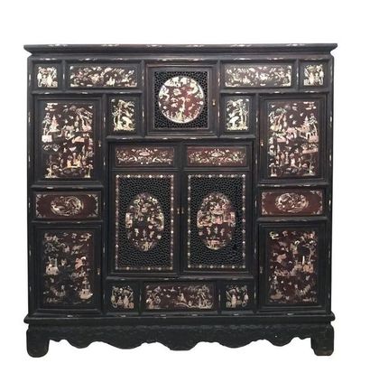 Chine

Dynastie Qing

Grande armoire en bois...