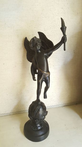 Groupe en bronze patiné représentant un angelot...