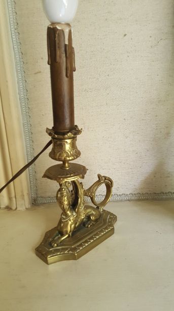Bougeoir en bronze: sphinge. On y joint un...