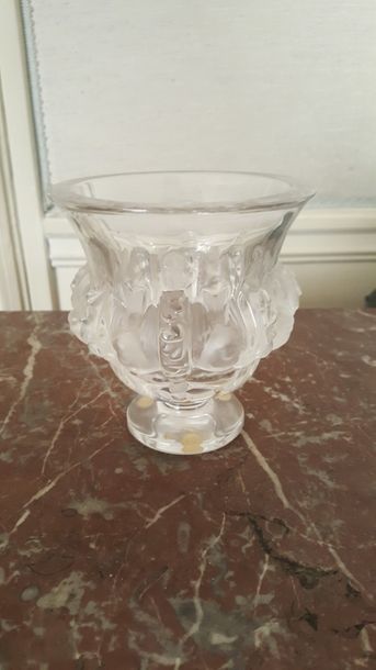 LALIQUE France ; Vase en verre partiellement...