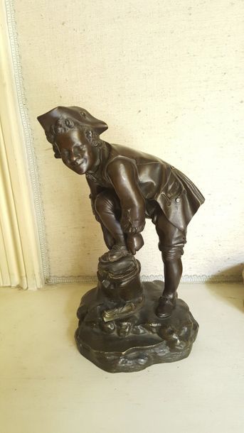 Statuette en bronze à patine brune représentant...